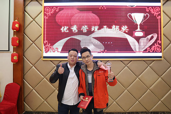 菲思盾壁掛爐優(yōu)秀管理干部獎得主